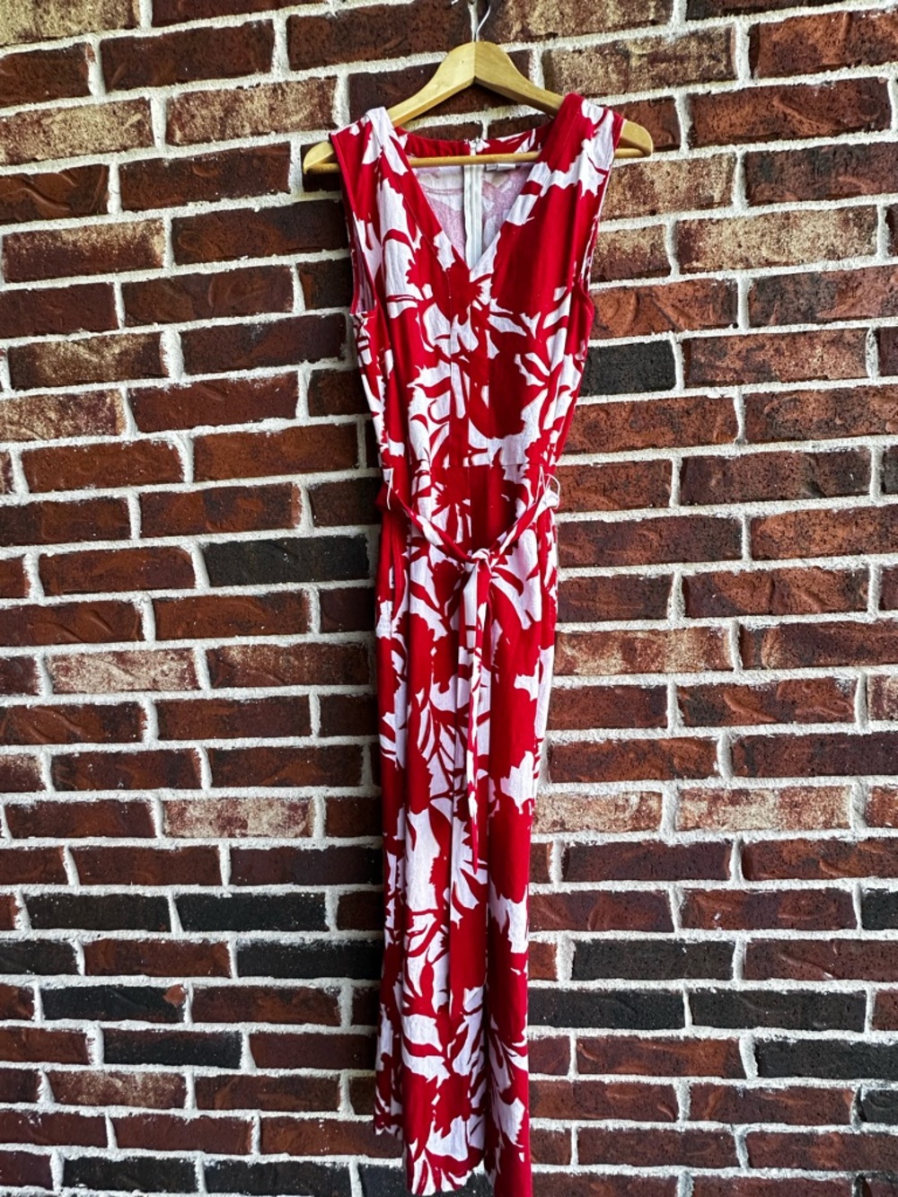 Liz Claiborne Red and White Floral Sleeveless V-Neck Jumpsuit